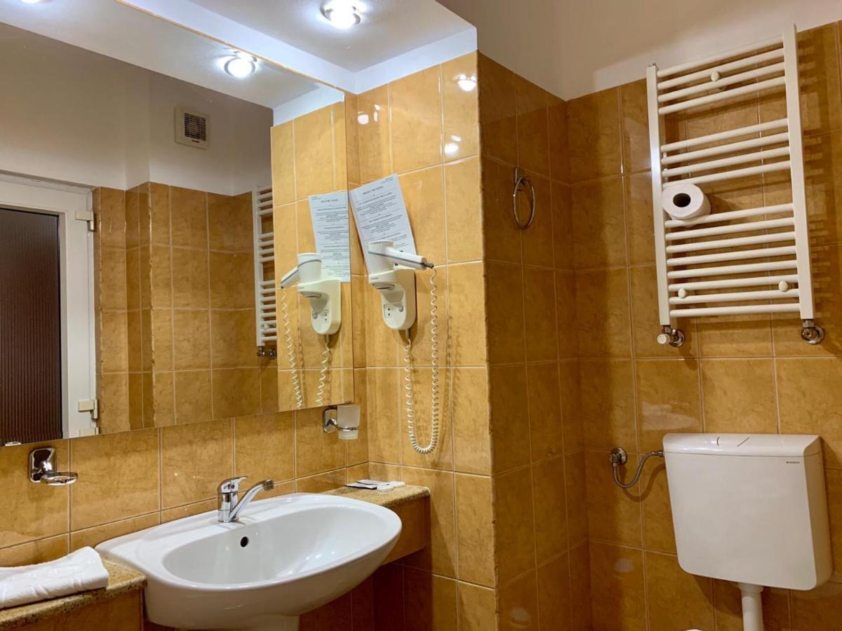 Hotel Victoria คลูจ-นาโปกา ภายนอก รูปภาพ